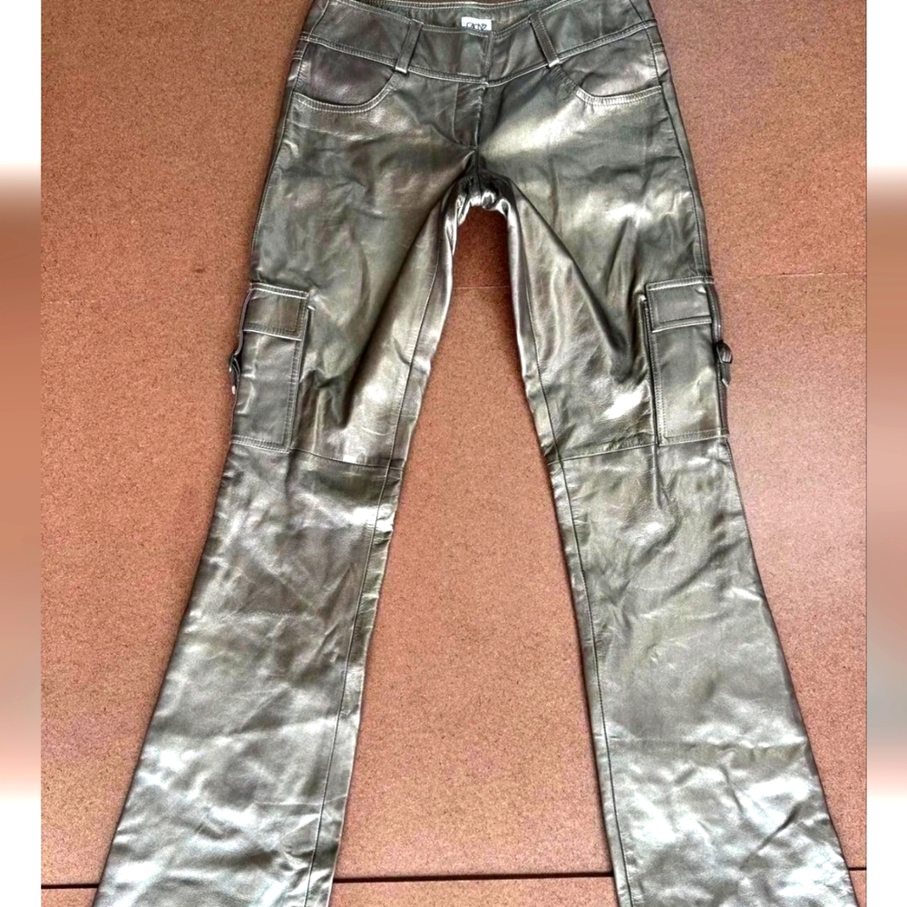 Cache size 2 NWT Beautiful cargo style. Too big for me waist 26 length 30